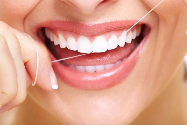 Dùng chỉ nha khoa để làm sạch răng