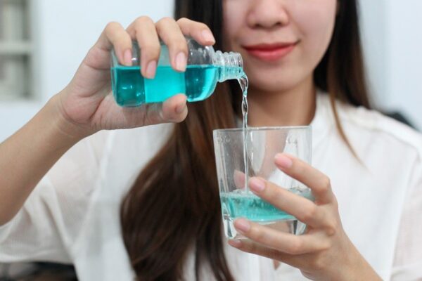 Dùng nước súc miệng để làm sạch răng