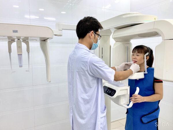 Bác sĩ thăm khám và chẩn đoán tình trạng của răng