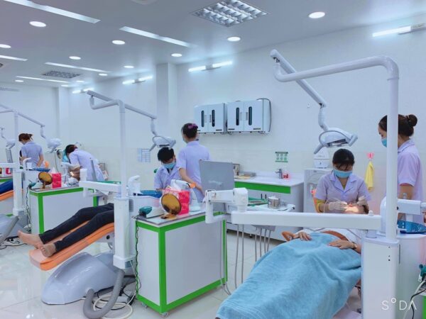 Quy trình làm sạch răng bằng công nghệ hiện đại