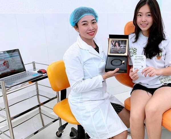 Khay niềng trong suốt ôm khít răng