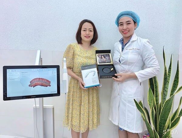 Bác sĩ Nha Khoa Miền Tây giao khay răng Invisalign cho khách hàng